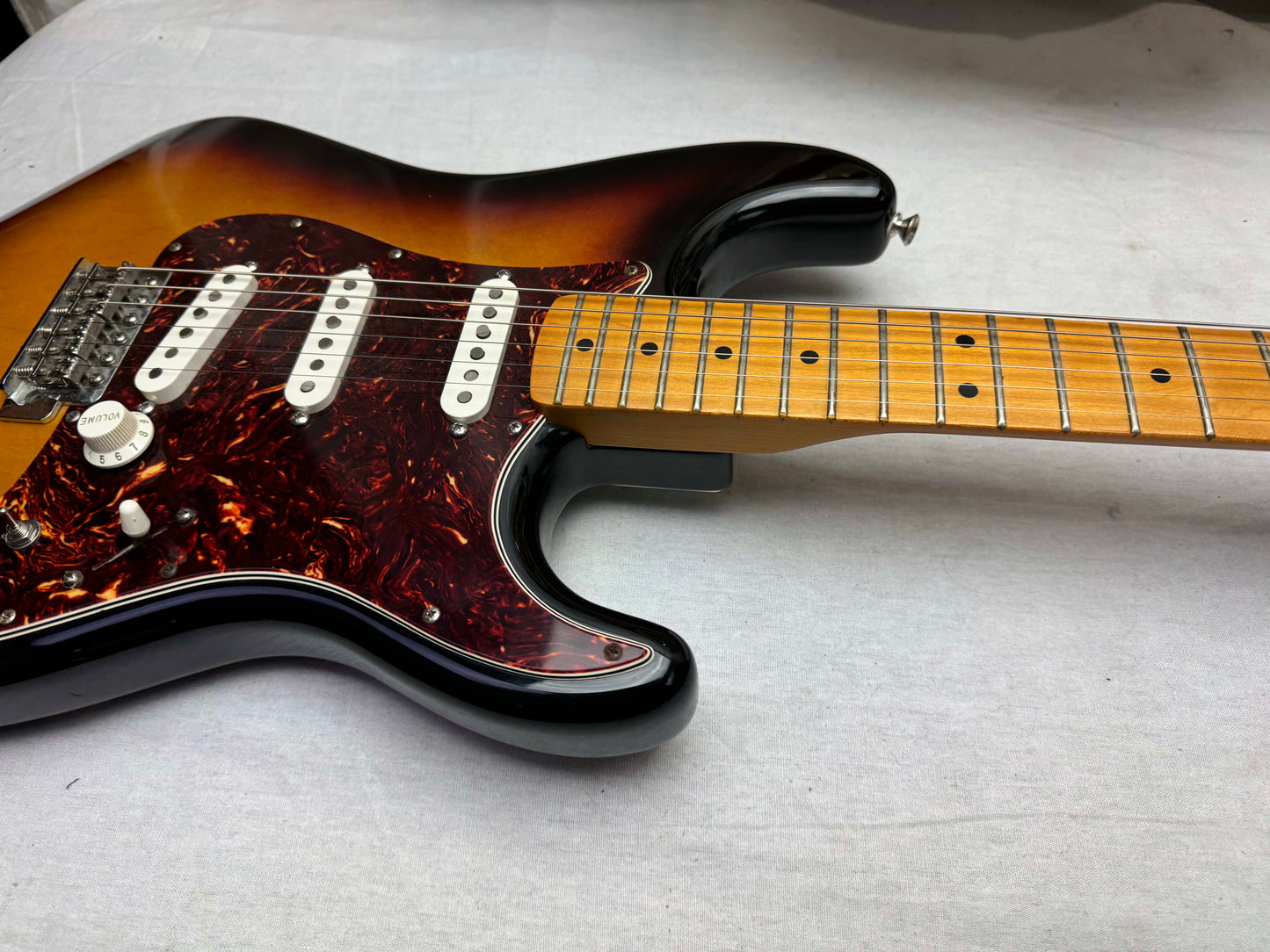 Fender Deluxe Roadhouse Stratocaster Guitar 2008 - Brown Sunburst / Maple neck
