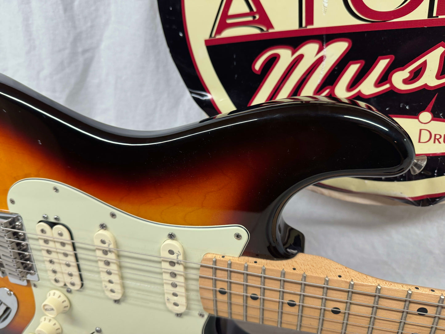 Fender Stratocaster HSS Guitar - Upgraded Electronics / Pickups - MIM Mexico 2004 - 3-Color Sunburst / Maple neck