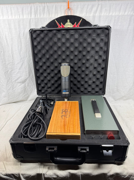 sE Electronics SNT Condenser Microphone with Power Supply + Mount + Case