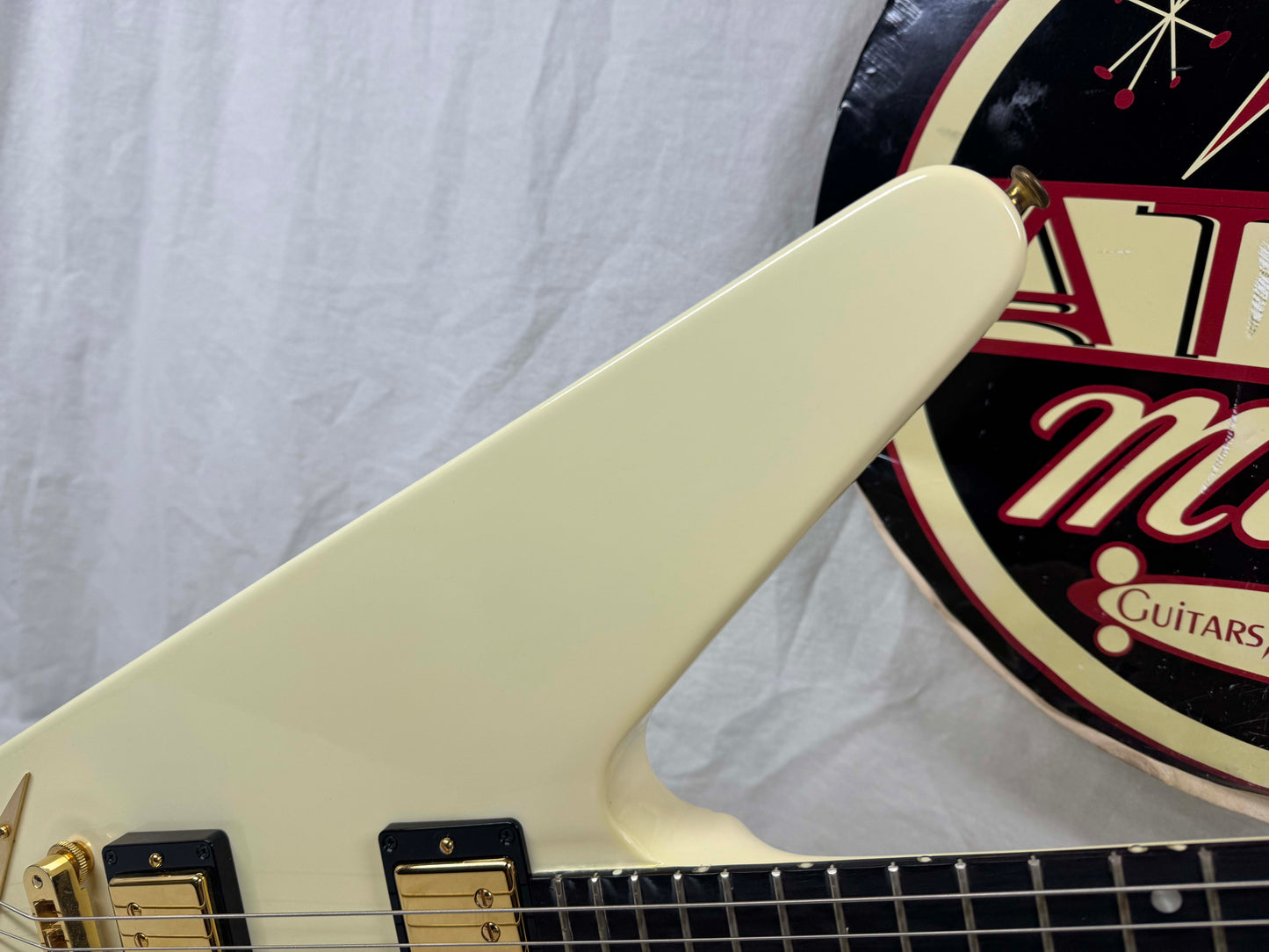 Gibson DSRVCWGH1 Limited Edition Reverse Flying V Guitar with Case 2007 - Alpine White