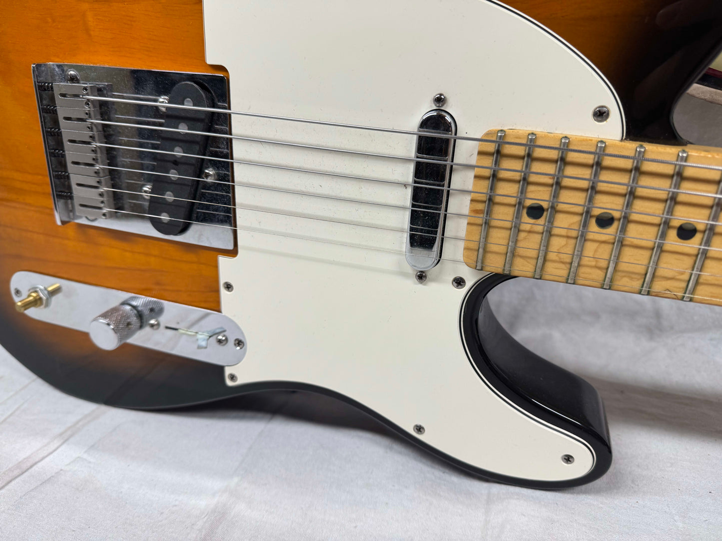 Fender American Telecaster Guitar 2001 - 2-Color Sunburst / Maple neck