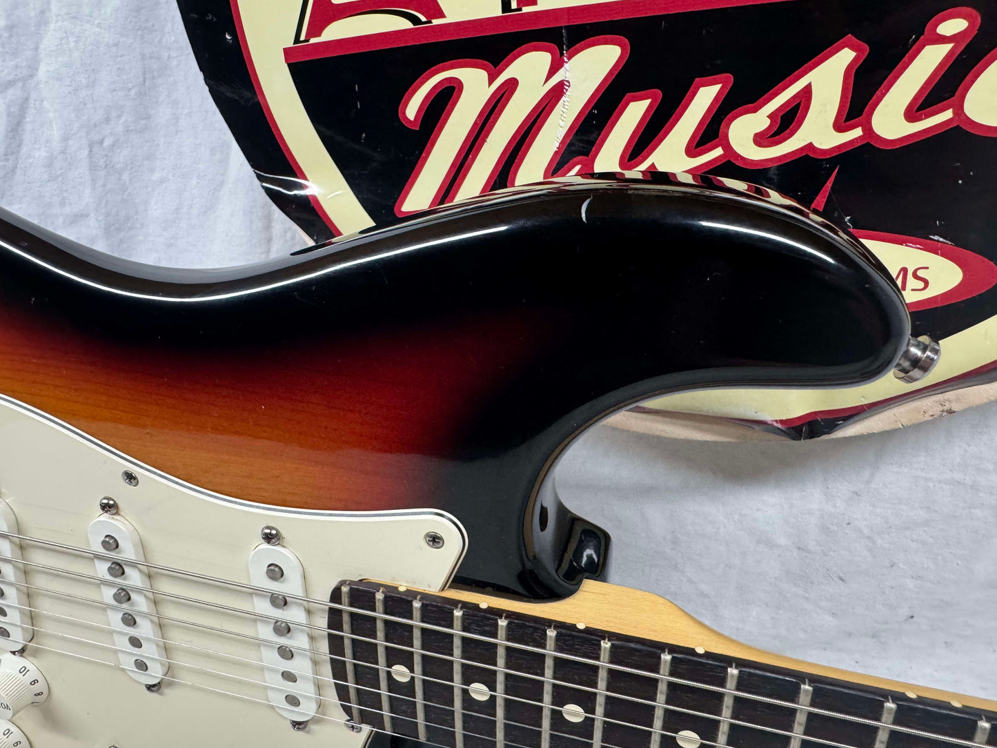 Fender American Stratocaster Guitar with Case 2000 - 3-Color Sunburst / Rosewood fingerboard