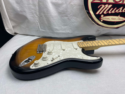 Fender Buddy Guy Stratocaster Guitar with Case 1999 - 2-Color Sunburst / Maple fingerboard