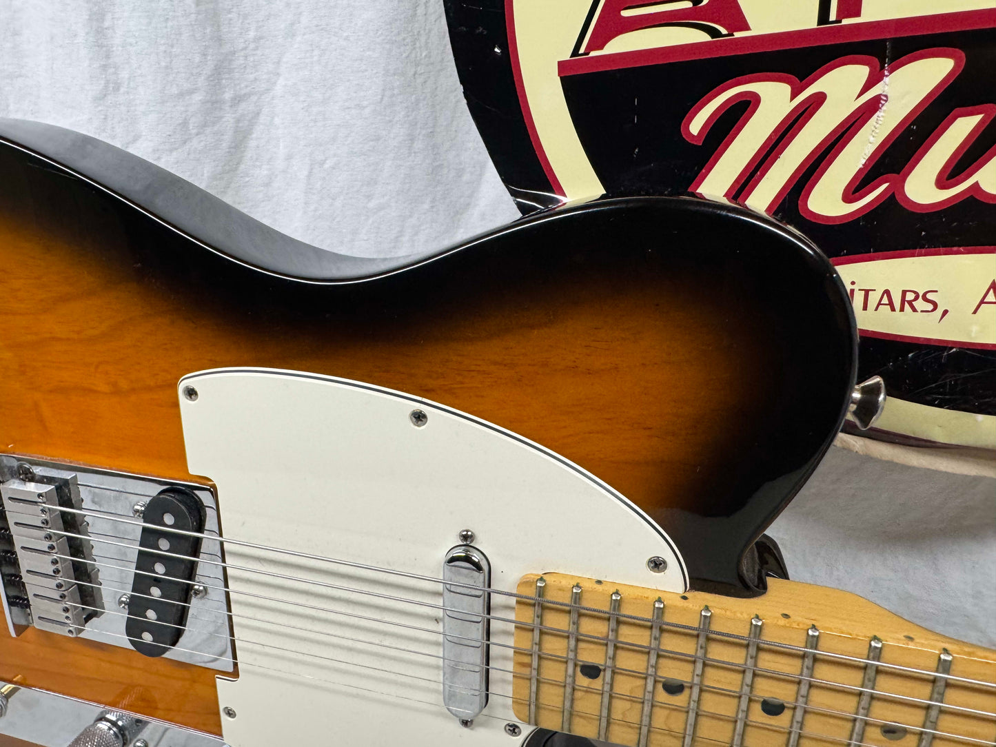Fender American Telecaster Guitar 2001 - 2-Color Sunburst / Maple neck