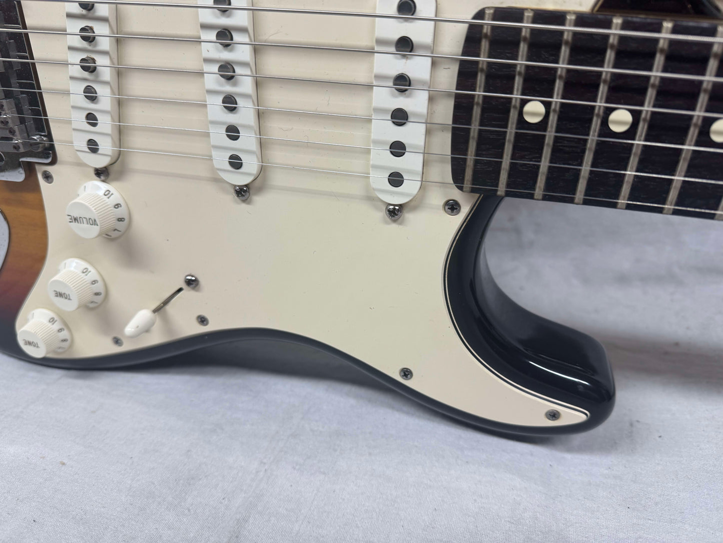 Fender American Stratocaster Guitar with Case 2000 - 3-Color Sunburst / Rosewood fingerboard