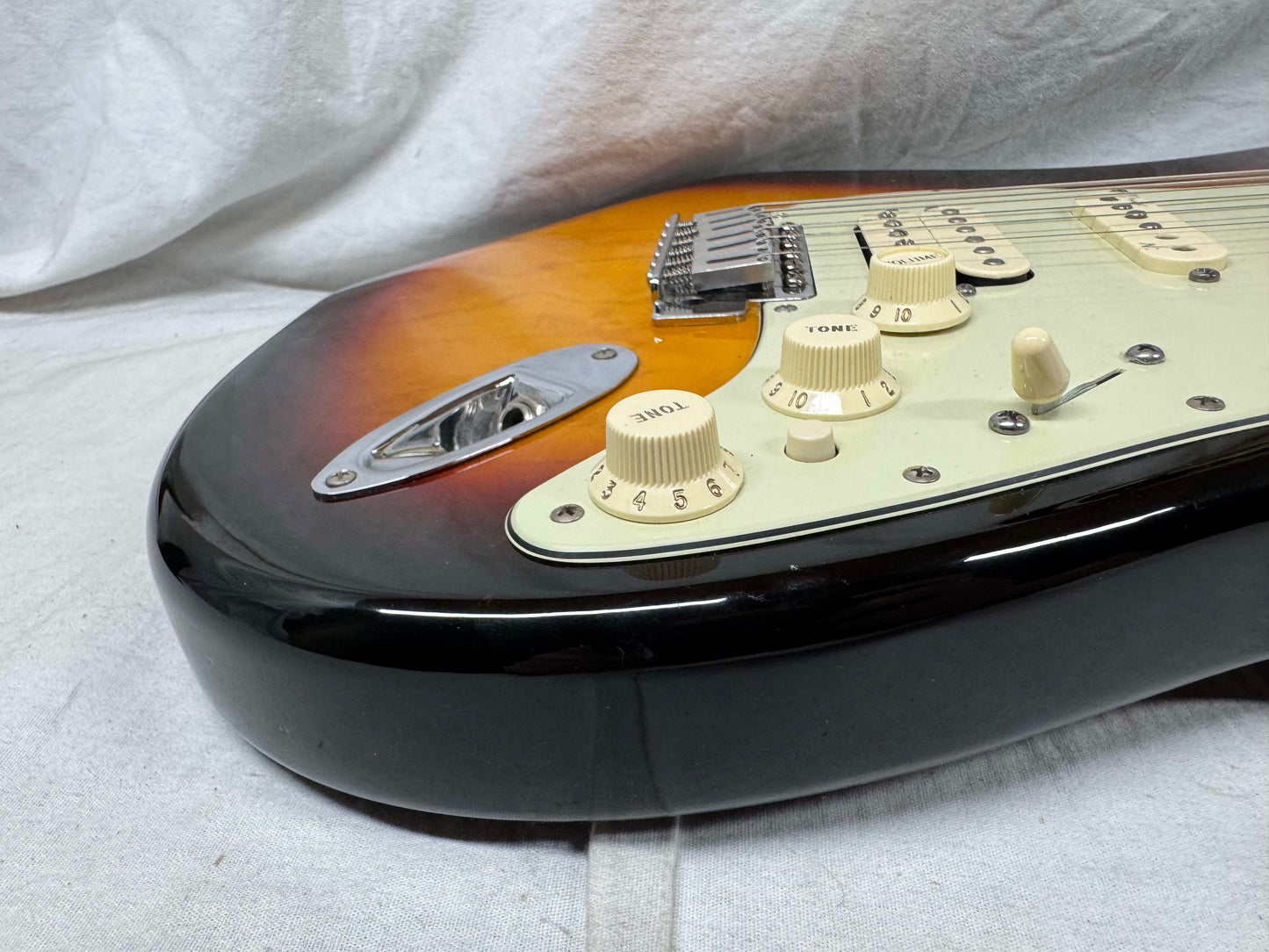 Fender Stratocaster HSS Guitar - Upgraded Electronics / Pickups - MIM Mexico 2004 - 3-Color Sunburst / Maple neck