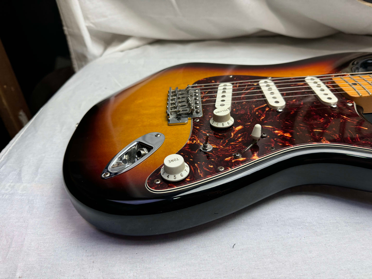 Fender Deluxe Roadhouse Stratocaster Guitar 2008 - Brown Sunburst / Maple neck