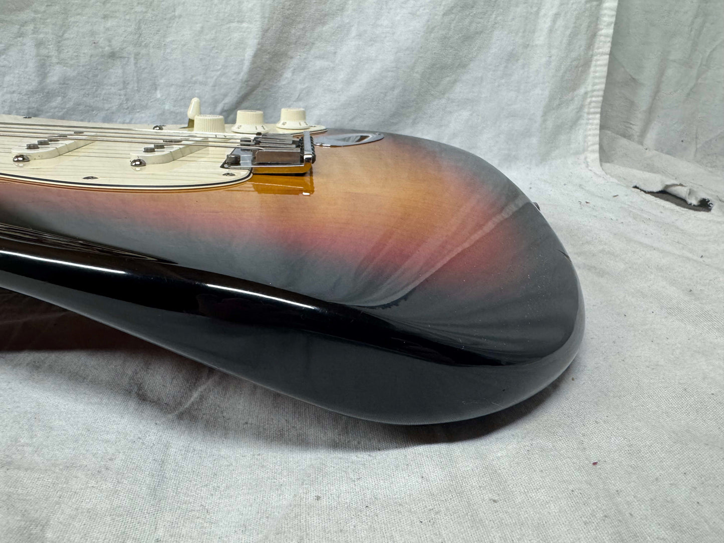 Fender American Stratocaster Guitar with Case 2000 - 3-Color Sunburst / Rosewood fingerboard
