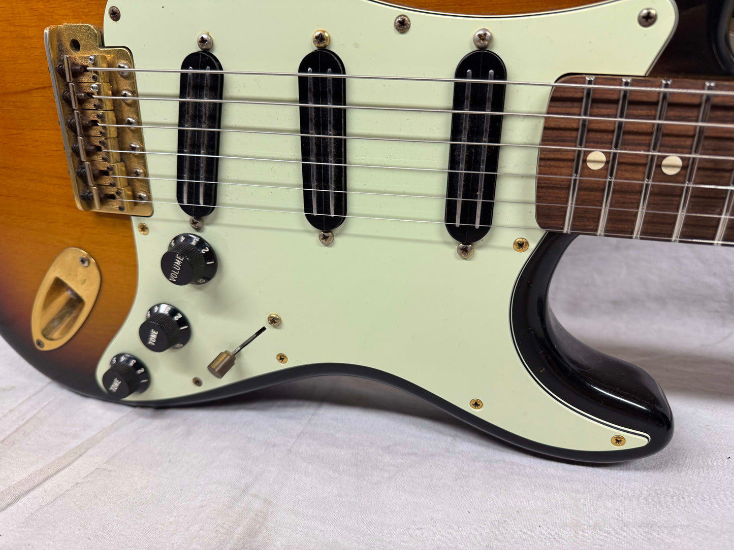 Fender USA SRV Stevie Ray Vaughan Signature Stratocaster Guitar with DiMarzio Hot Rails pickups + Case 1994 - 3-Color Sunburst / Pau Ferro fingerboard