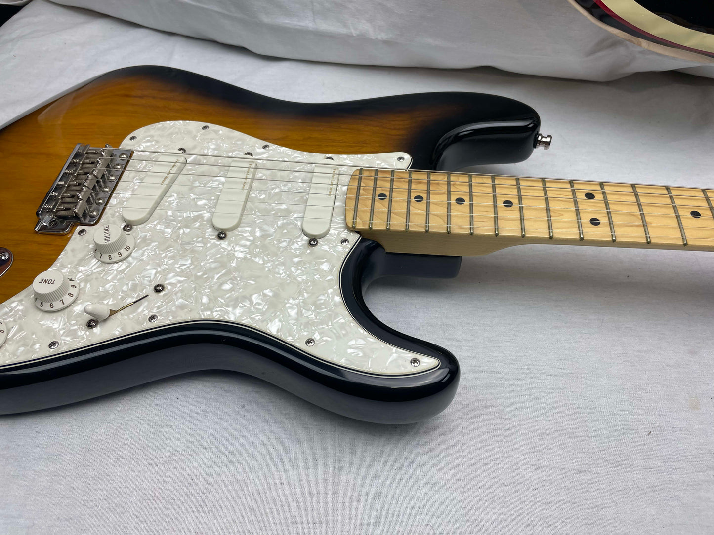 Fender Buddy Guy Stratocaster Guitar with Case 1999 - 2-Color Sunburst / Maple fingerboard