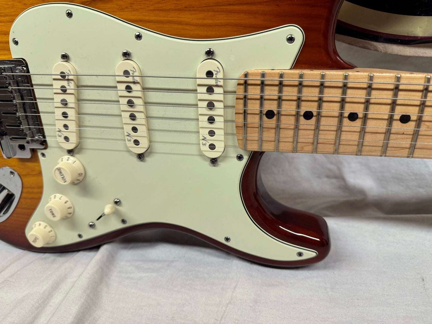 Fender American Deluxe Ash Stratocaster Guitar with Case 2010 - Tobacco Sunburst / Maple neck